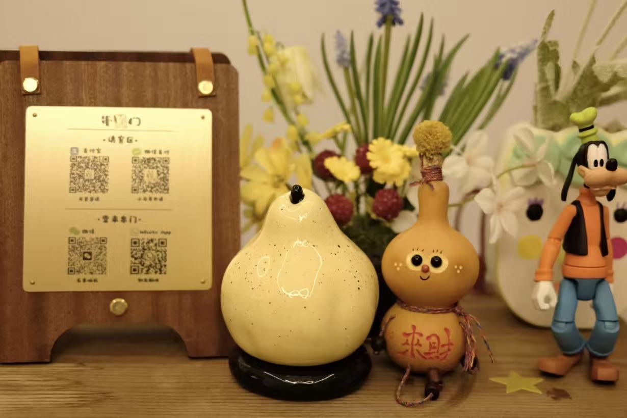串门收银台旁的花和卡通摆件